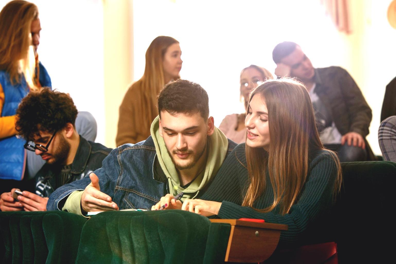 Analist financiar studiind rapoarte industriale și tendințe de piață