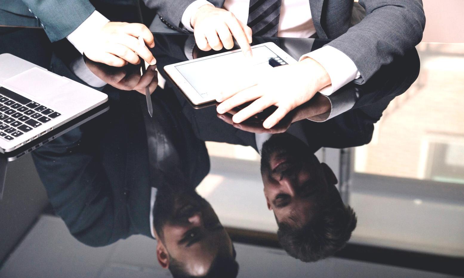 Grafice și analize financiare pentru diverse sectoare industriale